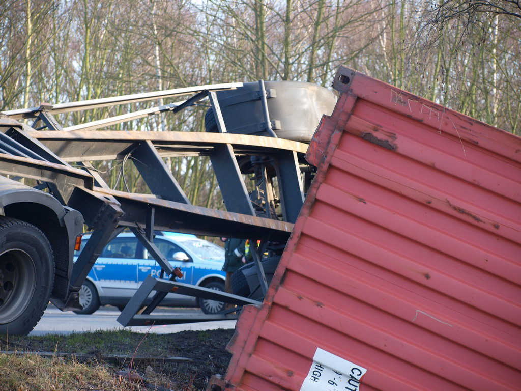 LKW verliert Container Koeln Niehler Ei P041.JPG